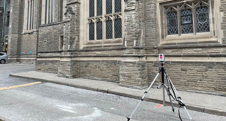 Skaner laserowy Leica RTC360 przed kampusem St. George na uniwersytecie w Toronto
