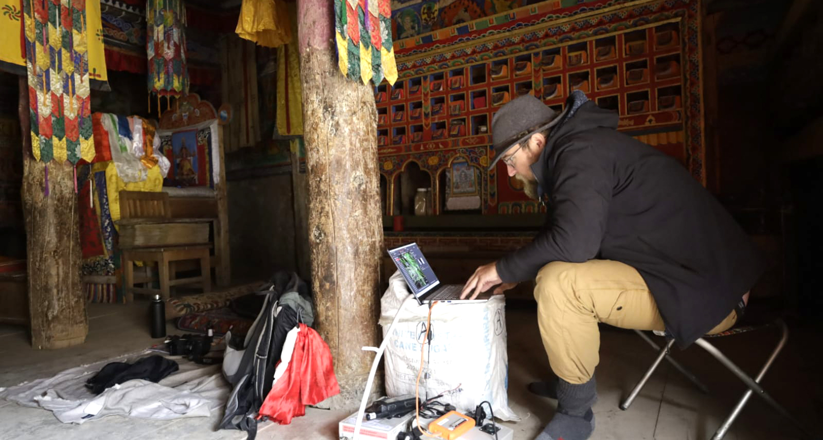 Tymczasowe biuro terenowe w świątyni Nezar (Bijer), Nepal - żródło: Peter Bauer