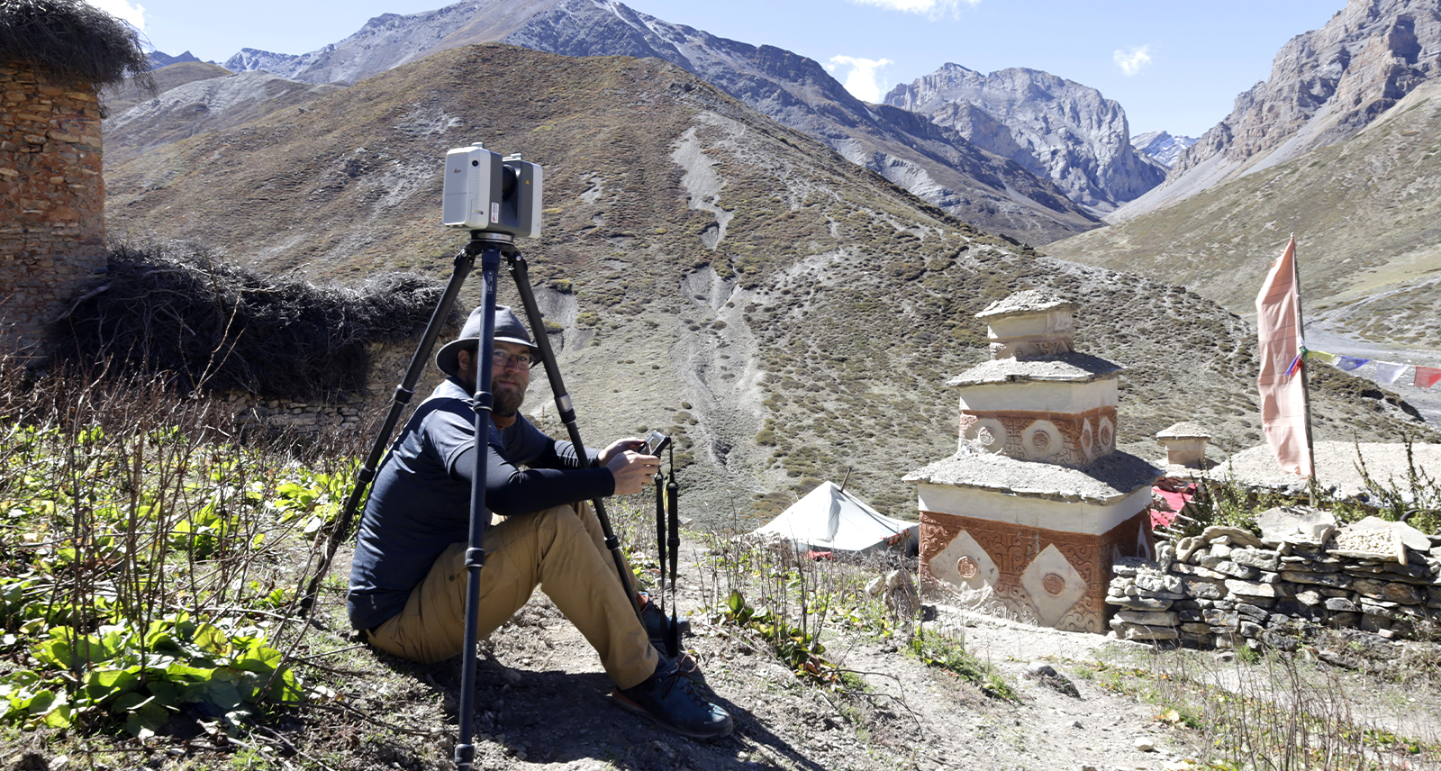 Peter Bauer unter dem Stativ in Nepal, um nicht Teil der Punktwolke zu werden – Quelle Peter Bauer 
