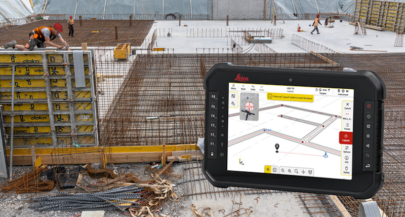 Leica iCON trades Software für die Bauabsteckung auf einem schwarzen Leica iCON-Tabletcomputer vor Stahlarmierung, ehe Beton gegossen wird, und Bauarbeiter mit roten Sicherheitshelmen.