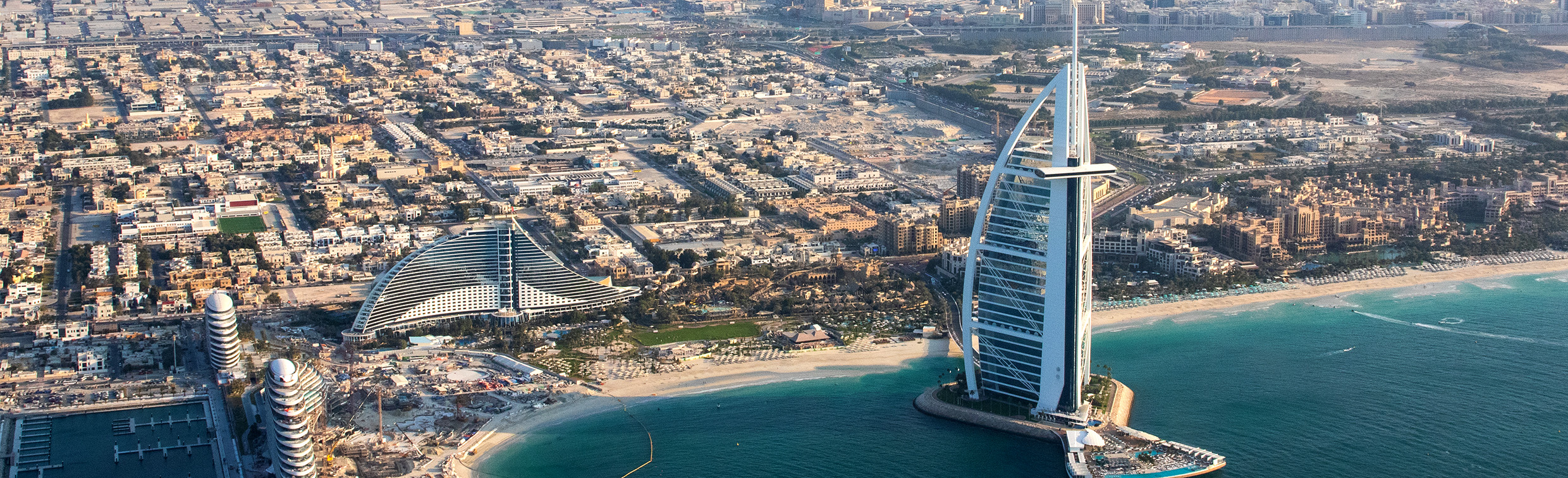 Luchtfoto van de kustlijn van Dubai, met onder meer het 7-sterrenhotel Burj Al Arab