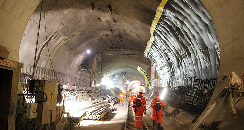 Spritzbetonauftrag in einem Tunnel
